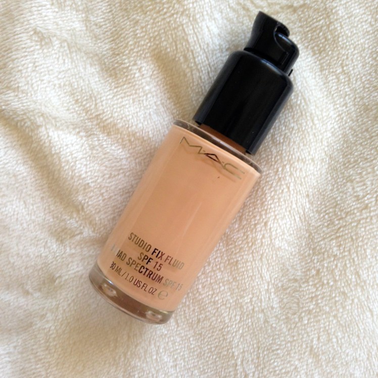 best foundation for oily skin, summer foundation, oily skin foundation, oily skin foundation reviews, covergirl 3 in 1, jouer matte moisture tint, mac studio fix fluid